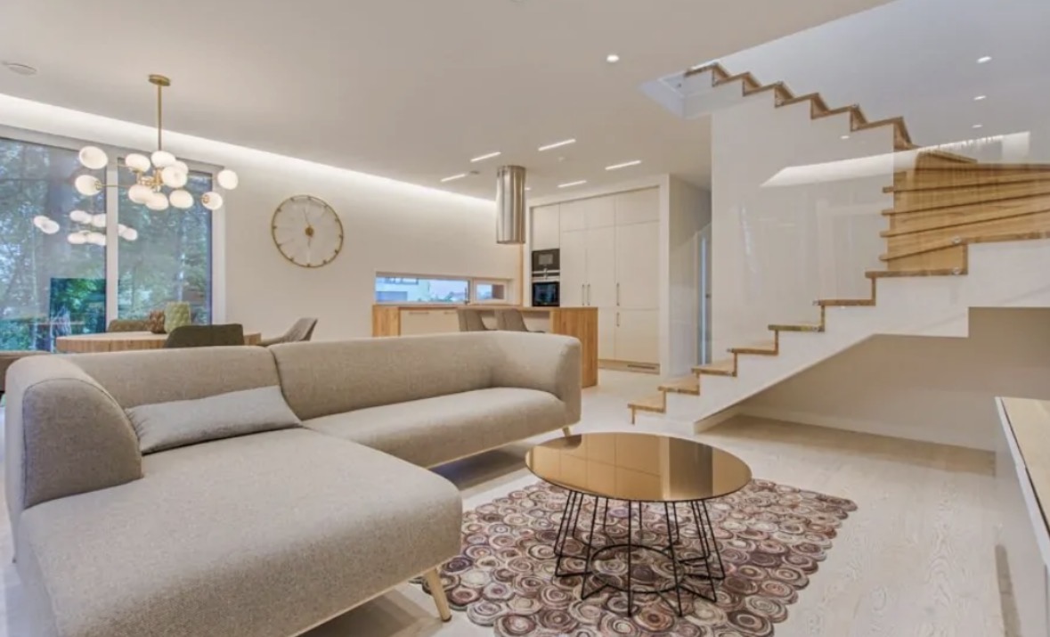 Amplia Casa en Venta, Urbanización Exclusiva, Zona Tranquila Valle arriba